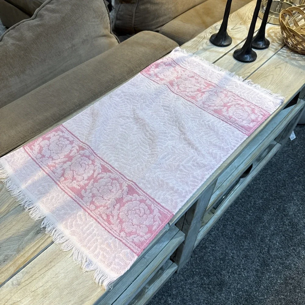 Cannon Royal Family Vtg Pink Rose RETRO SCULPTED PINK flower Bathroom Hand towel